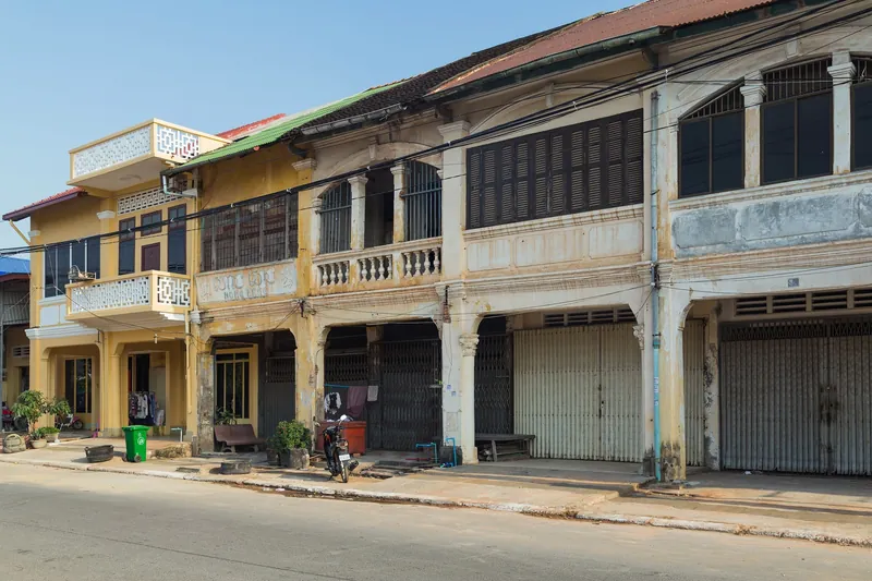 Historische Ladenhäuser (Shophouses) aus der Kolonialzeit in der Old Market Street in Kampot