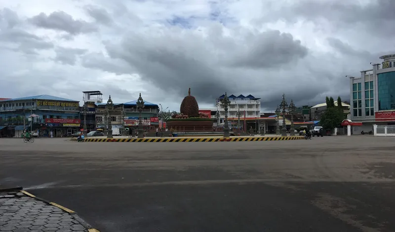 Durian-Kreisverkehr, das Wahrzeichen von Kampot, mit der Skulptur der Stinkfrucht