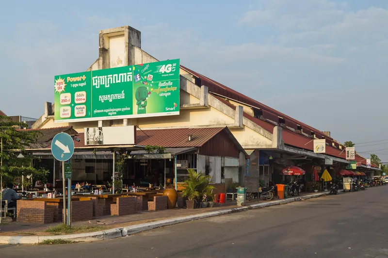 Markthalle des alten Marktes von Kampot mit angrenzenden Restaurants und Ständen
