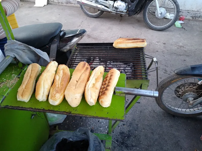 Baguettes auf einem Straßenverkaufswagen in Kampot (das französische Weißbrot gehört bis heute zum Alltagsangebot)