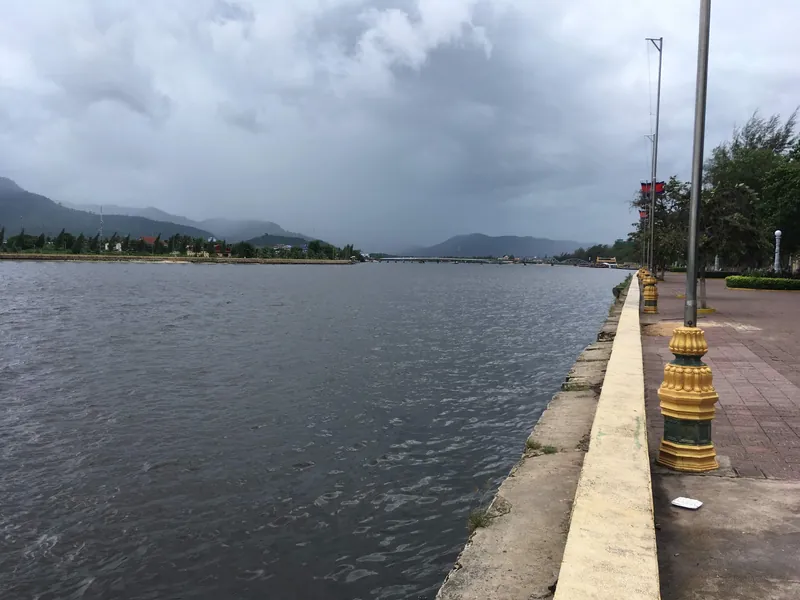 Uferpromenade am Praek Tuek Chhu in Kampot mit den Dâmrei-Bergen (Bokor-Massiv) im Hintergrund