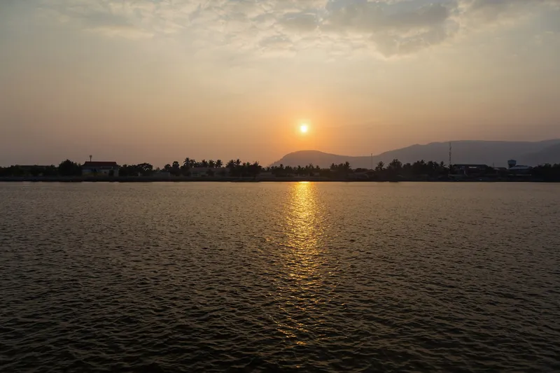 Sonnenuntergang über dem Praek Tuek Chhu bei Kampot