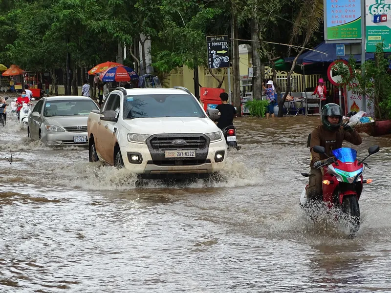 Überflutete Straße in Kampot nach dem Hochwasser vom August 2019 (Kampot liegt tief am Fluss, starke Regenfälle in der Regenzeit Mai bis Oktober setzen Straßen regelmäßig unter Wasser)