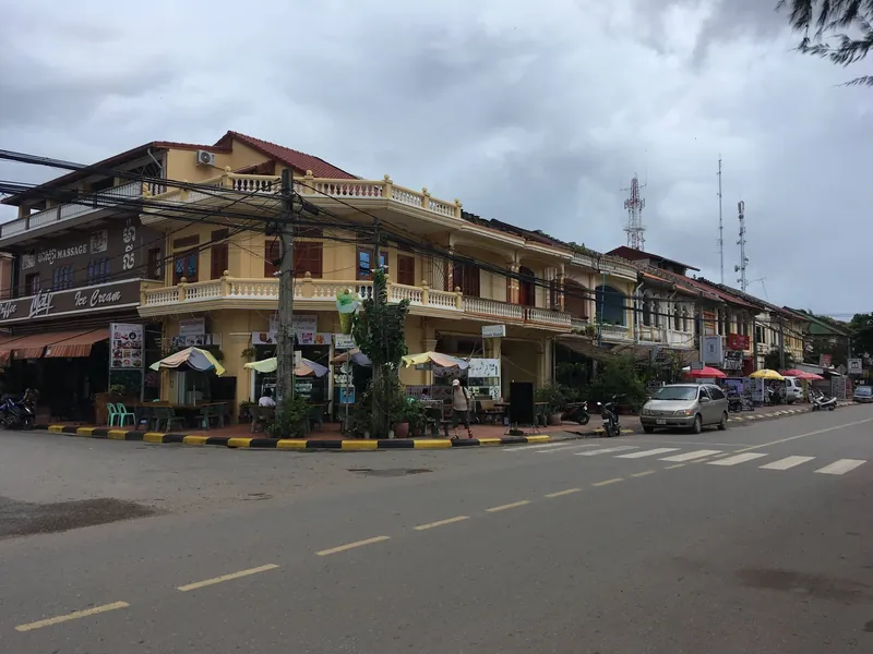 Eckgebäude aus der französischen Kolonialzeit an der Riverside Road in Kampot