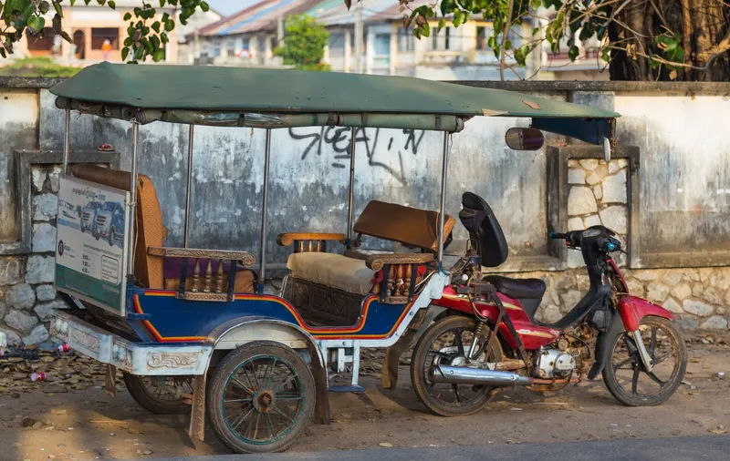 Kambodschanisches Tuk-Tuk (Remorque) in Kampot: ein 125-ccm-Motorroller mit angehängtem Passagierwagen