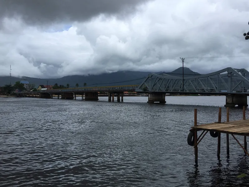Entanou-Brücke, die alte Brücke von Kampot über den Praek Tuek Chhu