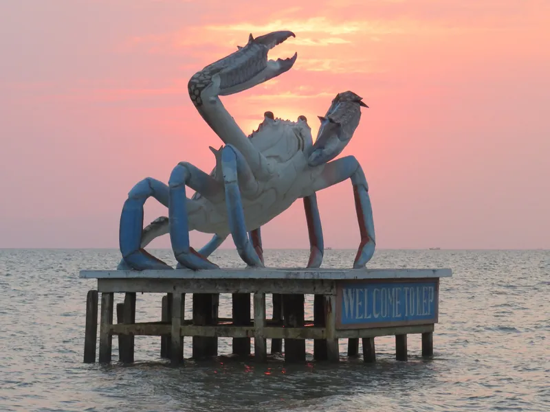 Krabbenstatue mit der Aufschrift „Welcome to Kep“ im Meer vor Kep, das Wahrzeichen der Stadt