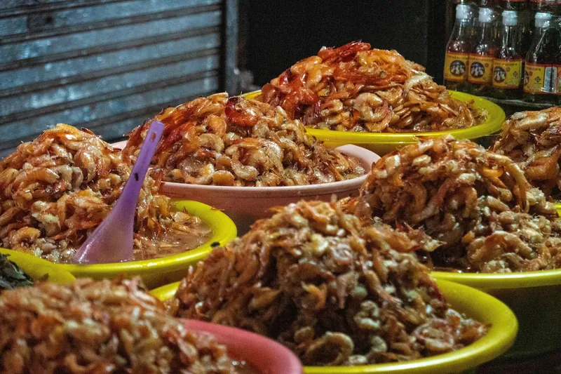 Stände unter bunten Sonnenschirmen auf dem Krabbenmarkt (Crab Market) von Kep