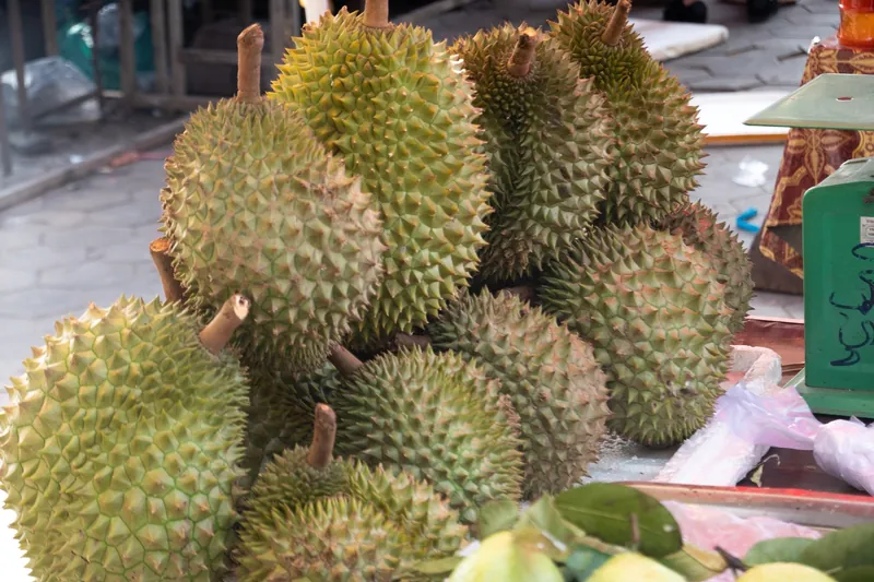 Durianfrüchte zum Verkauf auf dem Krabbenmarkt von Kep
