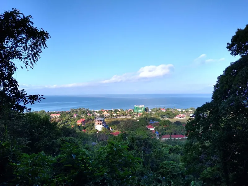 Blick aus dem Kep-Nationalpark über die Stadt Kep auf den Golf von Thailand