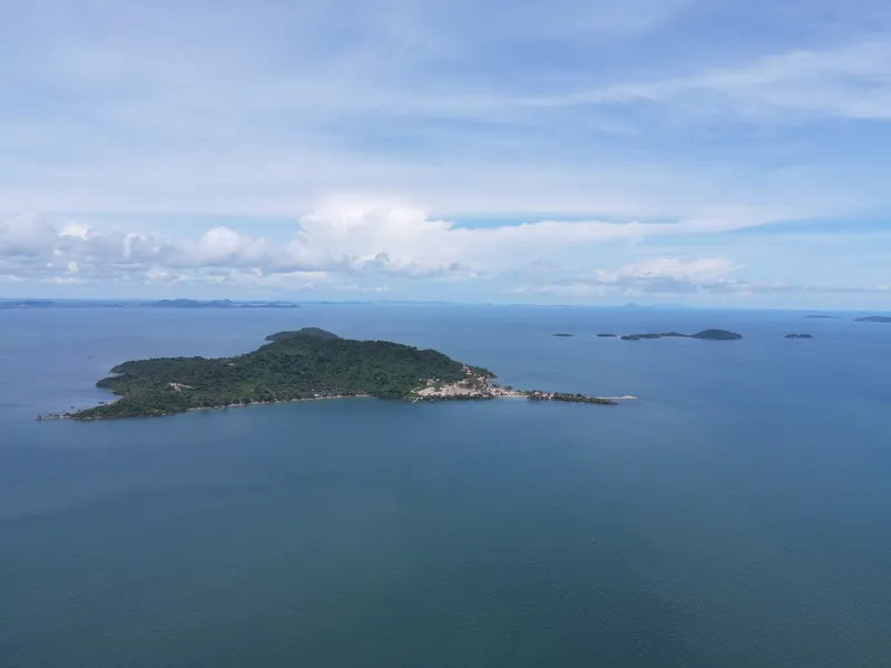 Luftaufnahme der Insel Koh Tonsay (Rabbit Island) vor der Küste von Kep