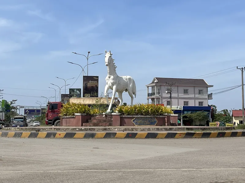 Kreisverkehr mit der Statue des Weißen Pferdes in Kep