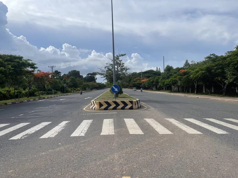 Nationalstraße 33A im Stadtgebiet von Kep mit Mittelinsel und Fußgängerüberweg