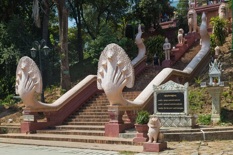 Naga-Treppe zum Wat Phnom, dem namensgebenden Tempelhügel von Phnom Penh
