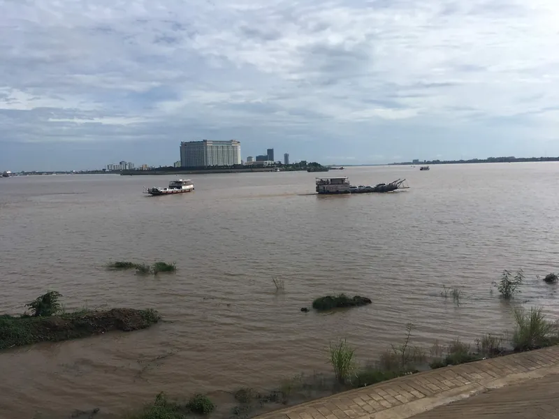 Zusammenfluss von Tonle Sap (links) und Mekong (rechts) bei Phnom Penh mit Frachtkähnen