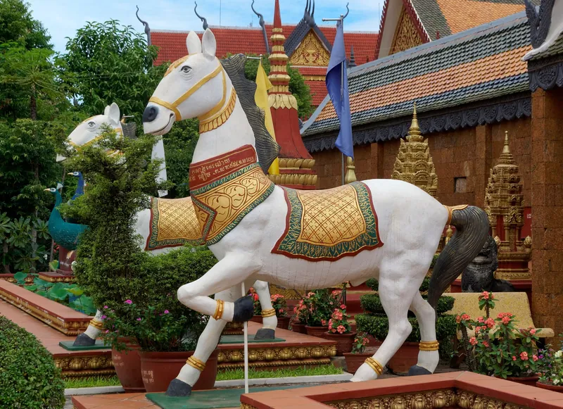 Pferdestatuen vor den Tempelgebäuden des Wat Preah Prom Rath im Zentrum von Siem Reap