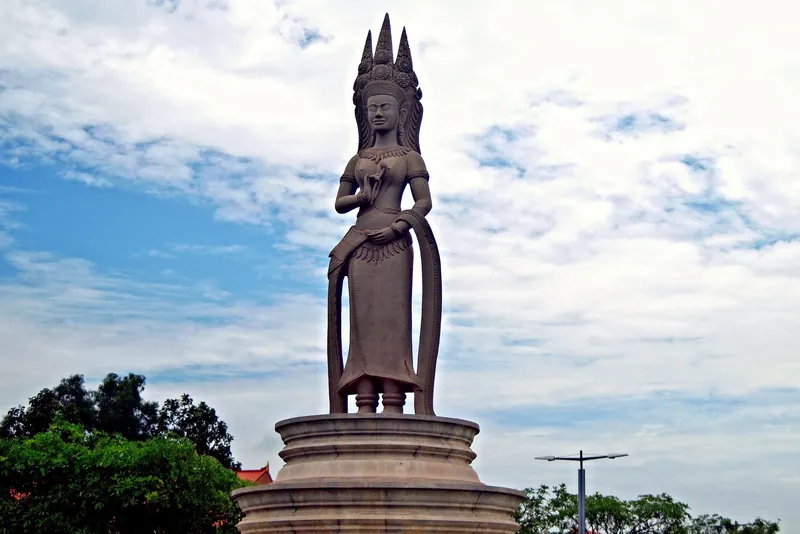 Apsara-Statue auf einem Kreisverkehr in Siem Reap