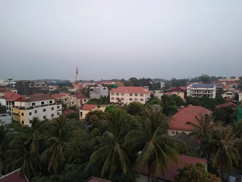 Blick über die niedrige Dachlandschaft von Siem Reap vom Dach einer Pension