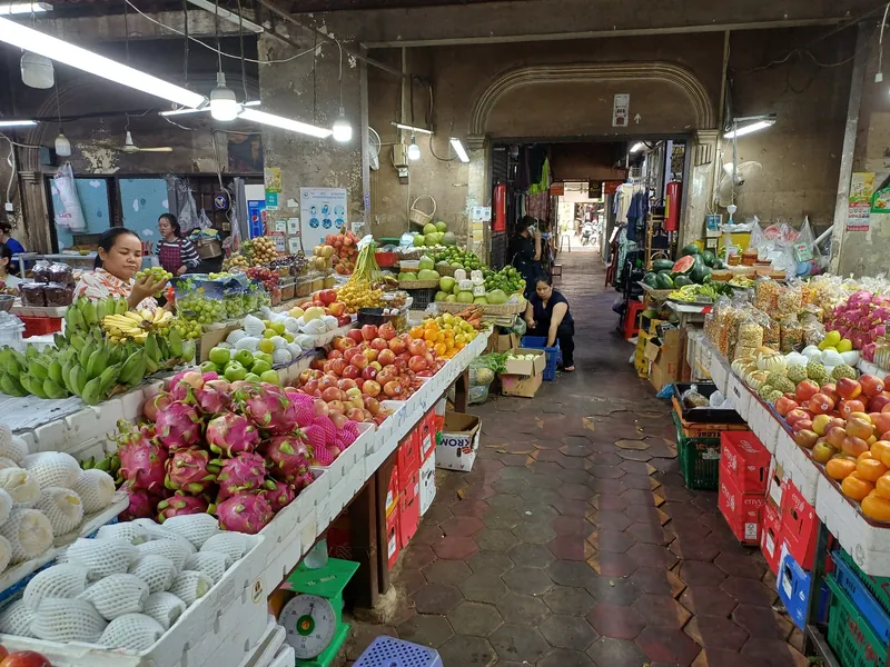 Obststände mit Drachenfrucht, Bananen und Melonen in der Halle des Alten Markts (Psar Chas) in Siem Reap