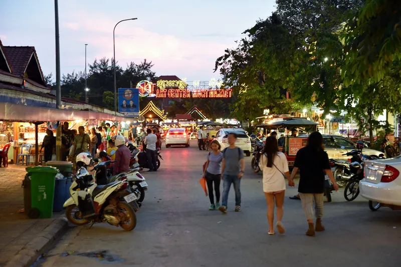 Zugang zum Art Center Night Market von der Street 11 in Siem Reap in der Abenddämmerung