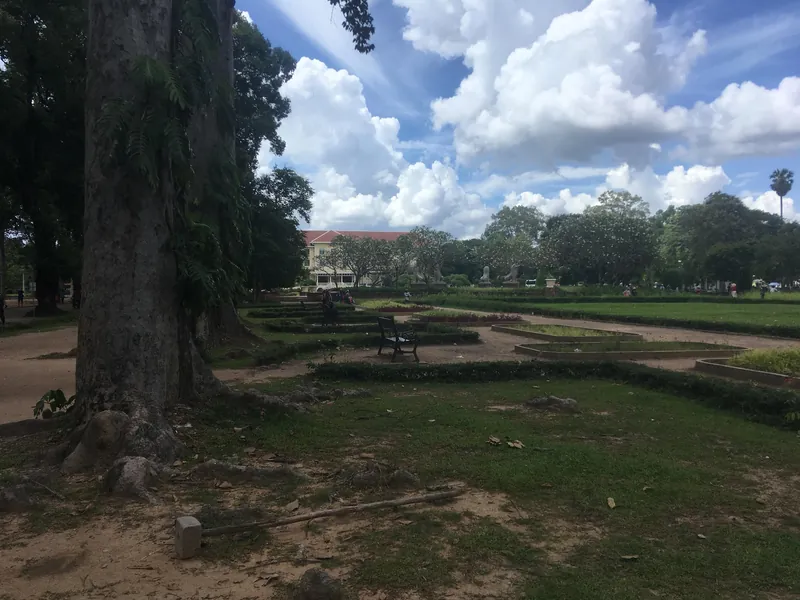 Royal Independence Gardens in Siem Reap mit altem Baumbestand und Parkbänken