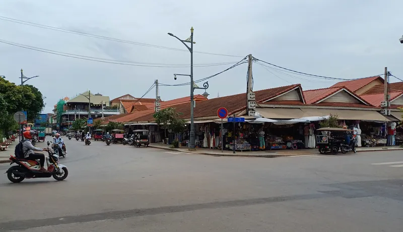 Straßenkreuzung am Alten Markt (Psar Chas) in Siem Reap mit Tuk-Tuks und Marktständen
