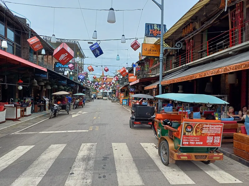 Pub Street im Altstadtviertel von Siem Reap mit Restaurants, Bars und wartenden Tuk-Tuks