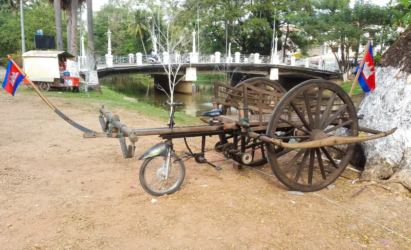 Zum Fahrrad-Anhänger umgebauter Ochsenkarren am Siem Reap River, genutzt als Touristenattraktion