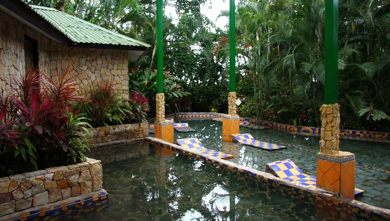 Thermalbecken der Baldi Hot Springs bei La Fortuna, gespeist von den heißen Quellen des Arenal