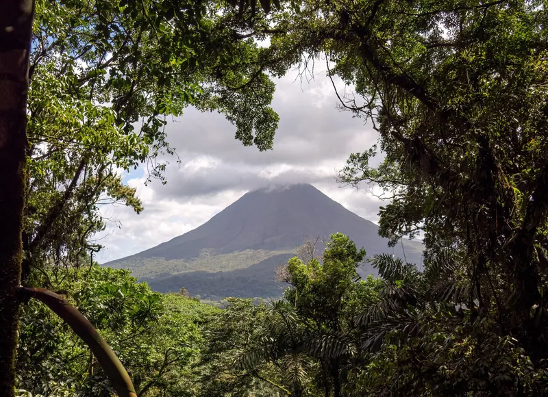 Vulkan Arenal, vom Regenwald der Arenal Hanging Bridges aus gesehen