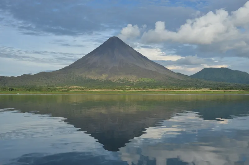 Vulkan Arenal spiegelt sich im Lago Arenal bei La Fortuna