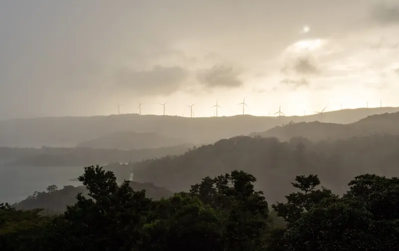 Windräder im Nebel über dem Lago Arenal
