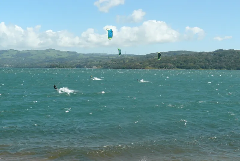 Kitesurfer auf dem Lago Arenal an der Tico-Wind-Halbinsel (windreiche Trockenzeit)