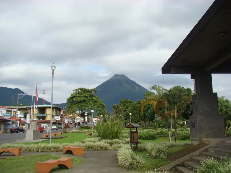 Parque Central in La Fortuna with a shopping street and Arenal Volcano behind