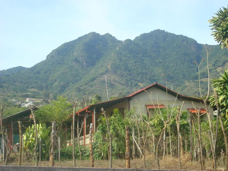 Rural house with a corrugated metal roof in Escazú below the Cerros de Escazú