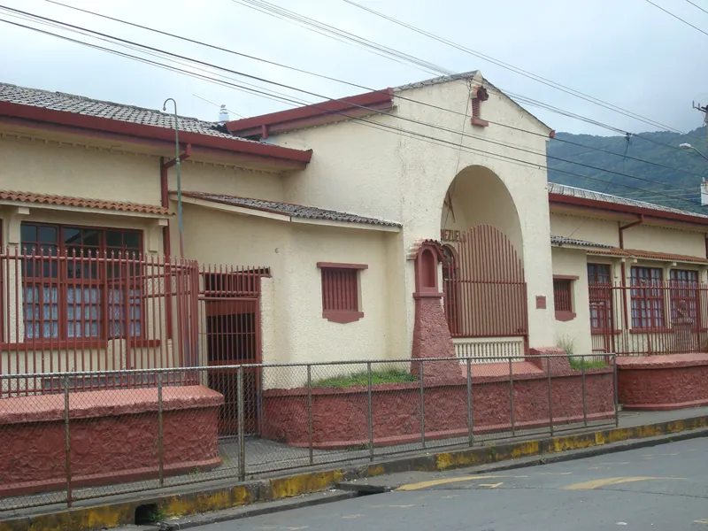 Street in central Escazú with the Escuela República de Venezuela public primary school