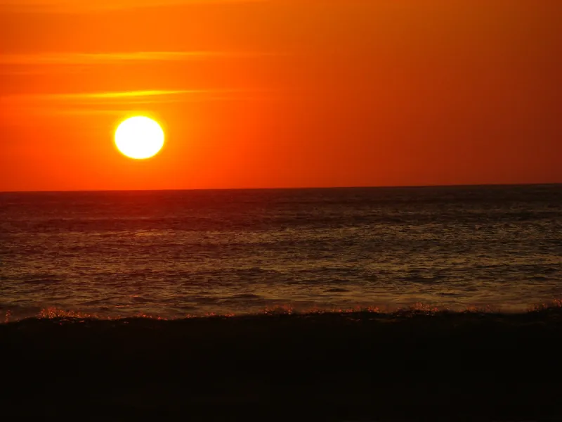 Sonnenuntergang über dem Pazifik am Strand von Nosara (Trockenzeit)