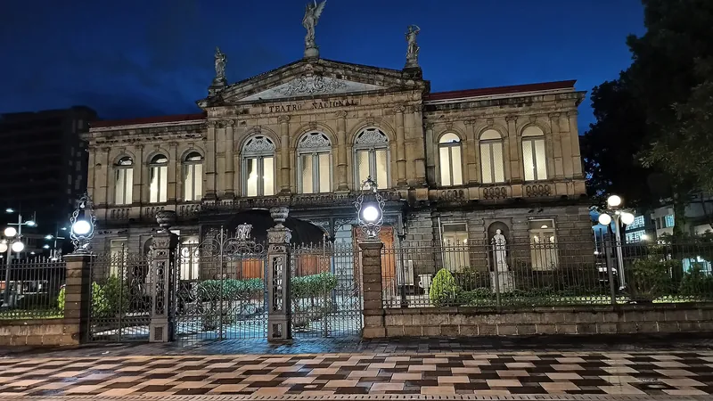 Fassade des Teatro Nacional de Costa Rica in San José bei Abendbeleuchtung