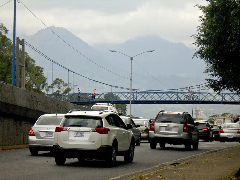 Stockender Verkehr auf der Ringstraße Circunvalación Sur am Parque de la Paz in San José (Staus im Zentraltal treten werktags morgens und abends auf)