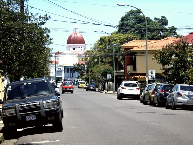 Wohnstraße im Stadtviertel Barrio Escalante in San José mit Blick auf die Kuppel der Kirche Santa Teresita