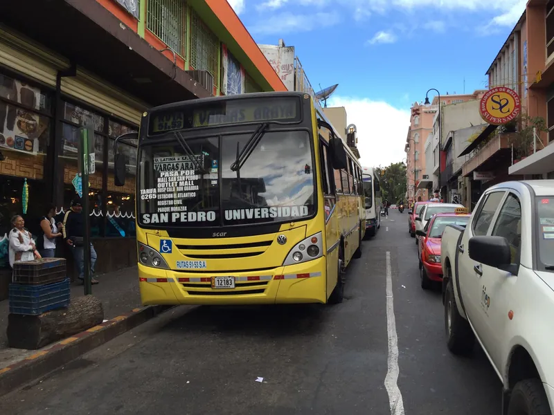Linienbusse an einer Haltestelle in der Innenstadt von San José