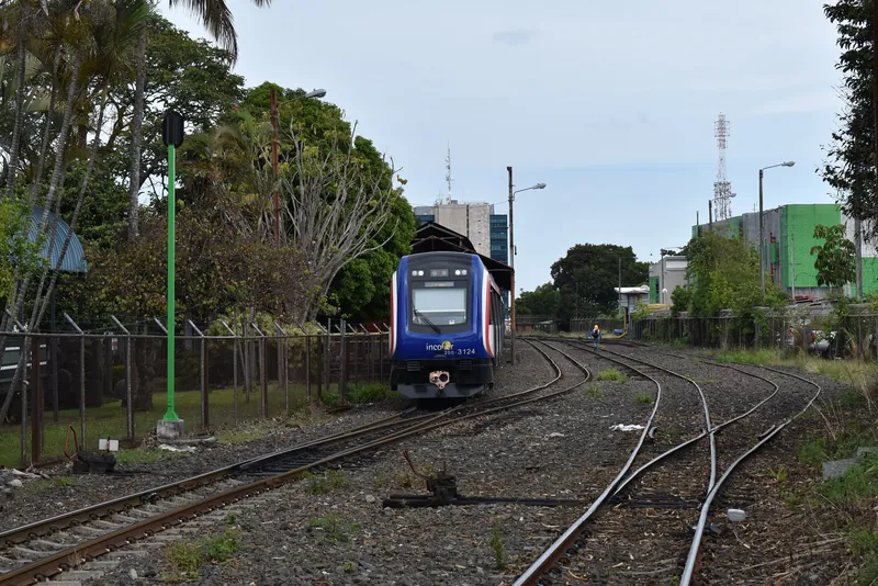 Vorortzug der Incofer an der Estación Atlántico in San José auf der Linie nach Cartago