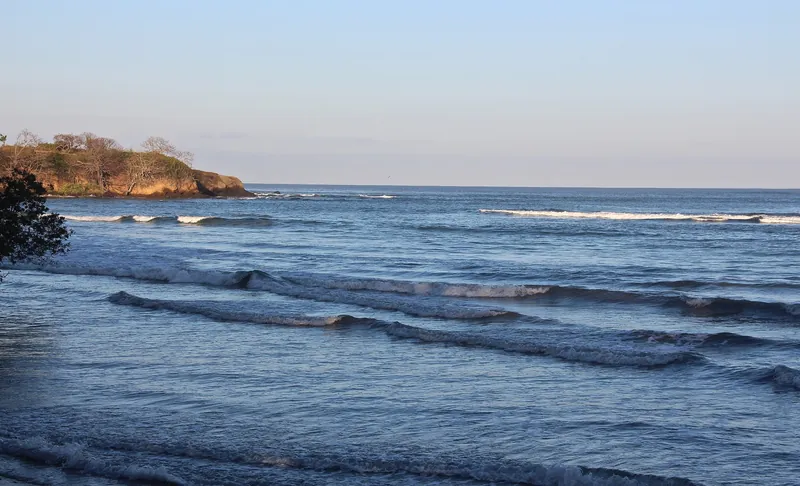 Brandung an der Playa Tamarindo am frühen Morgen in der Trockenzeit