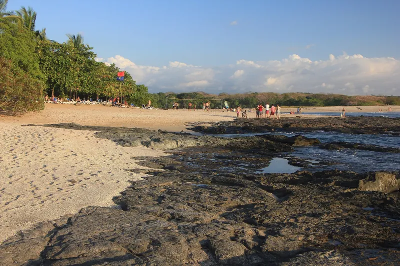 Felsriff und Strandleben an der Playa Langosta südlich von Tamarindo