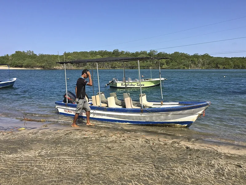 Ausflugsboote am Ufer des Tamarindo-Estuars, von hier starten die Mangroventouren