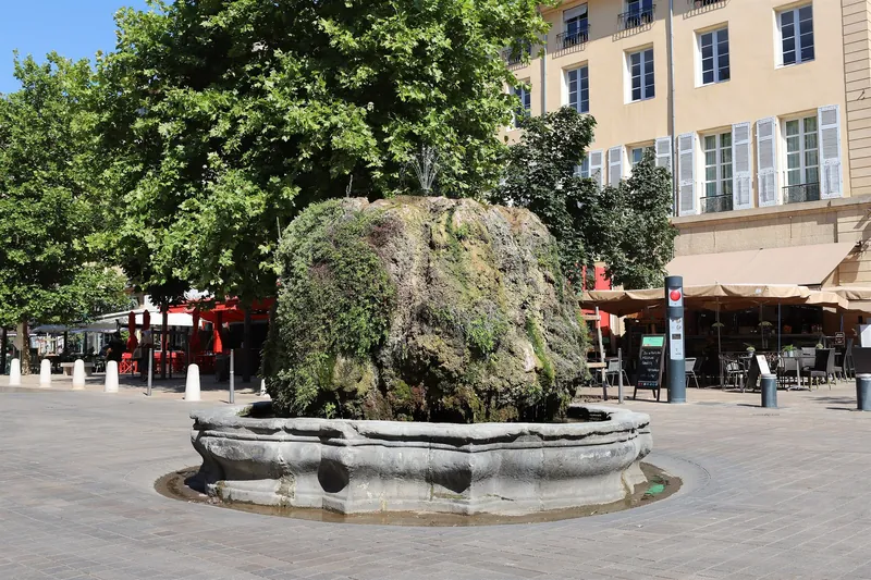 Moosbewachsene Warmwasserfontäne Fontaine Moussue von 1734 auf dem Cours Mirabeau in Aix-en-Provence