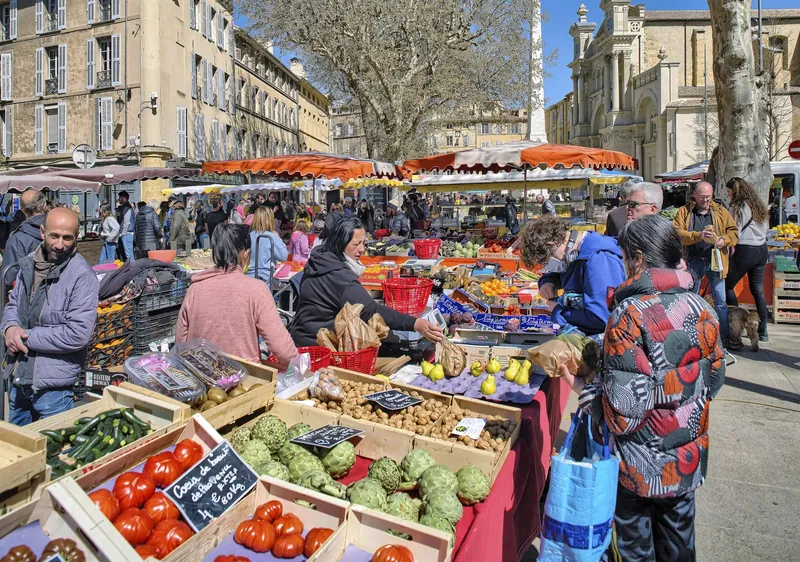 Provenzalischer Wochenmarkt in Aix-en-Provence mit Artischocken und Tomaten, Preise in Euro pro Kilogramm