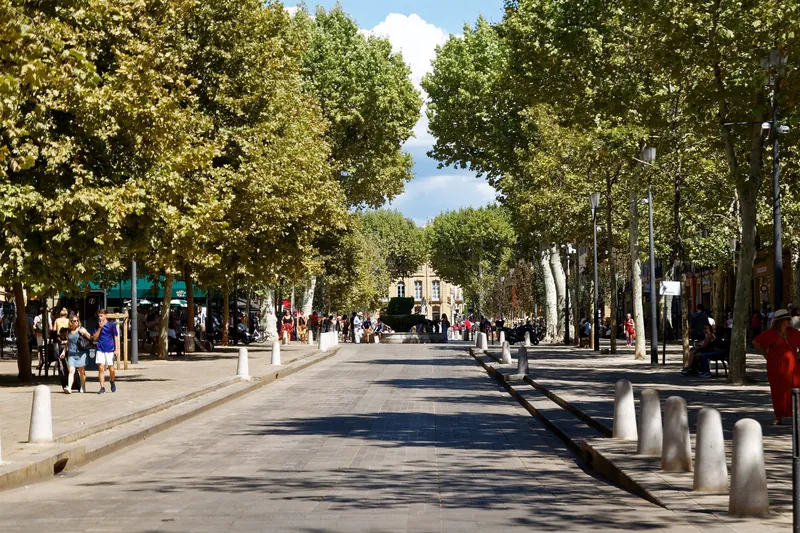 Platanenallee auf dem Cours Mirabeau in Aix-en-Provence
