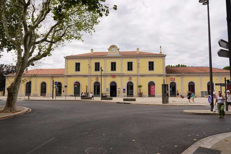 Empfangsgebäude des Stadtbahnhofs Aix-en-Provence an der Strecke Marseille-Pertuis-Briançon