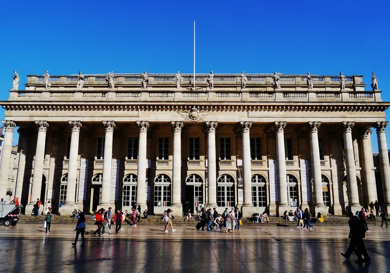 Säulenfront des Grand Théâtre von 1780 an der Place de la Comédie in Bordeaux